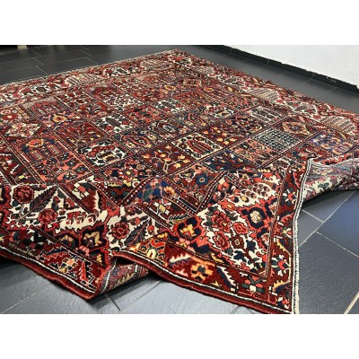 Hand-knotted Fields Bakhtiar Persian rug