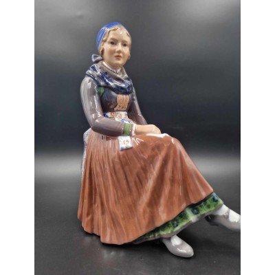 Collectible Dahl Jensen porcelain figurine "Amager Girl"