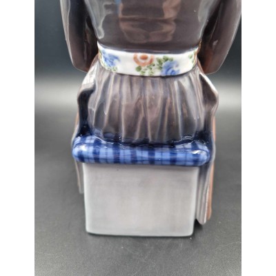 Collectible Dahl Jensen porcelain figurine "Amager Girl"