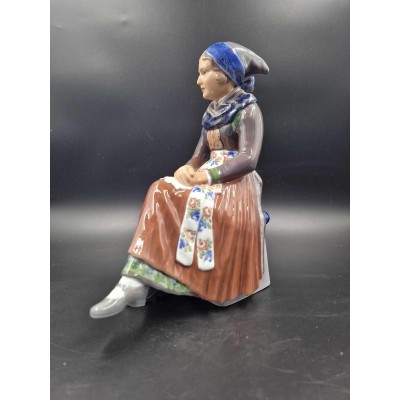 Collectible Dahl Jensen porcelain figurine "Amager Girl"