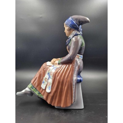 Collectible Dahl Jensen porcelain figurine "Amager Girl"