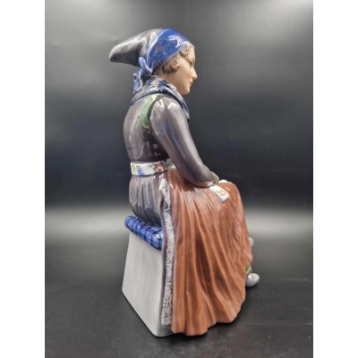 Collectible Dahl Jensen porcelain figurine "Amager Girl"