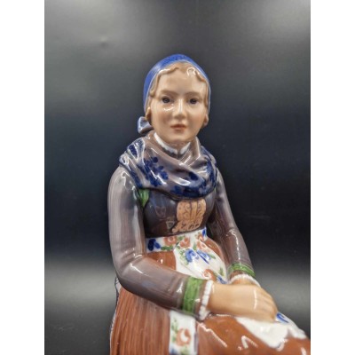 Collectible Dahl Jensen porcelain figurine "Amager Girl"