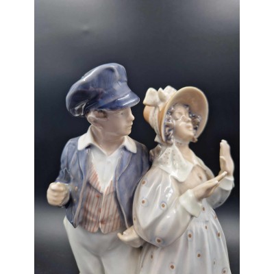 Collectible porcelain figurine Hans and Trinė.
