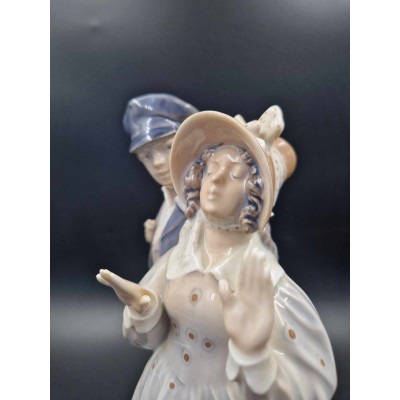 Collectible porcelain figurine Hans and Trinė.