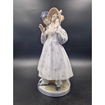 Collectible porcelain figurine Hans and Trinė.