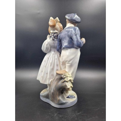 Collectible porcelain figurine Hans and Trinė.